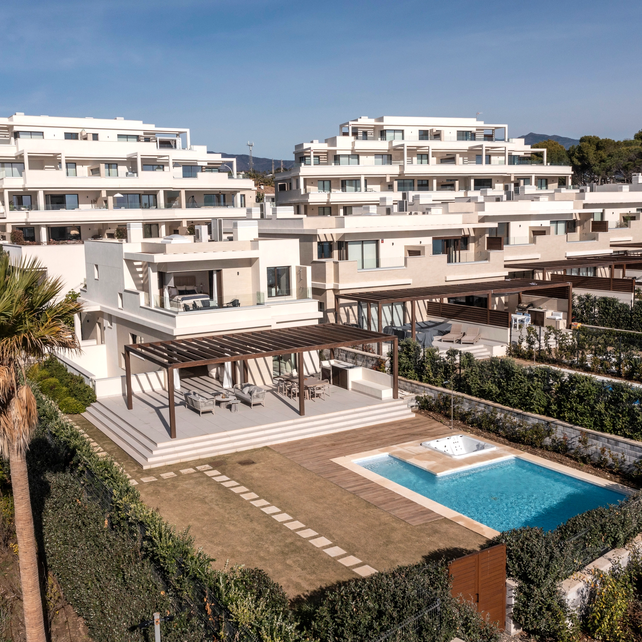 Prestigefylld strandvilla i frontlinjen med his..