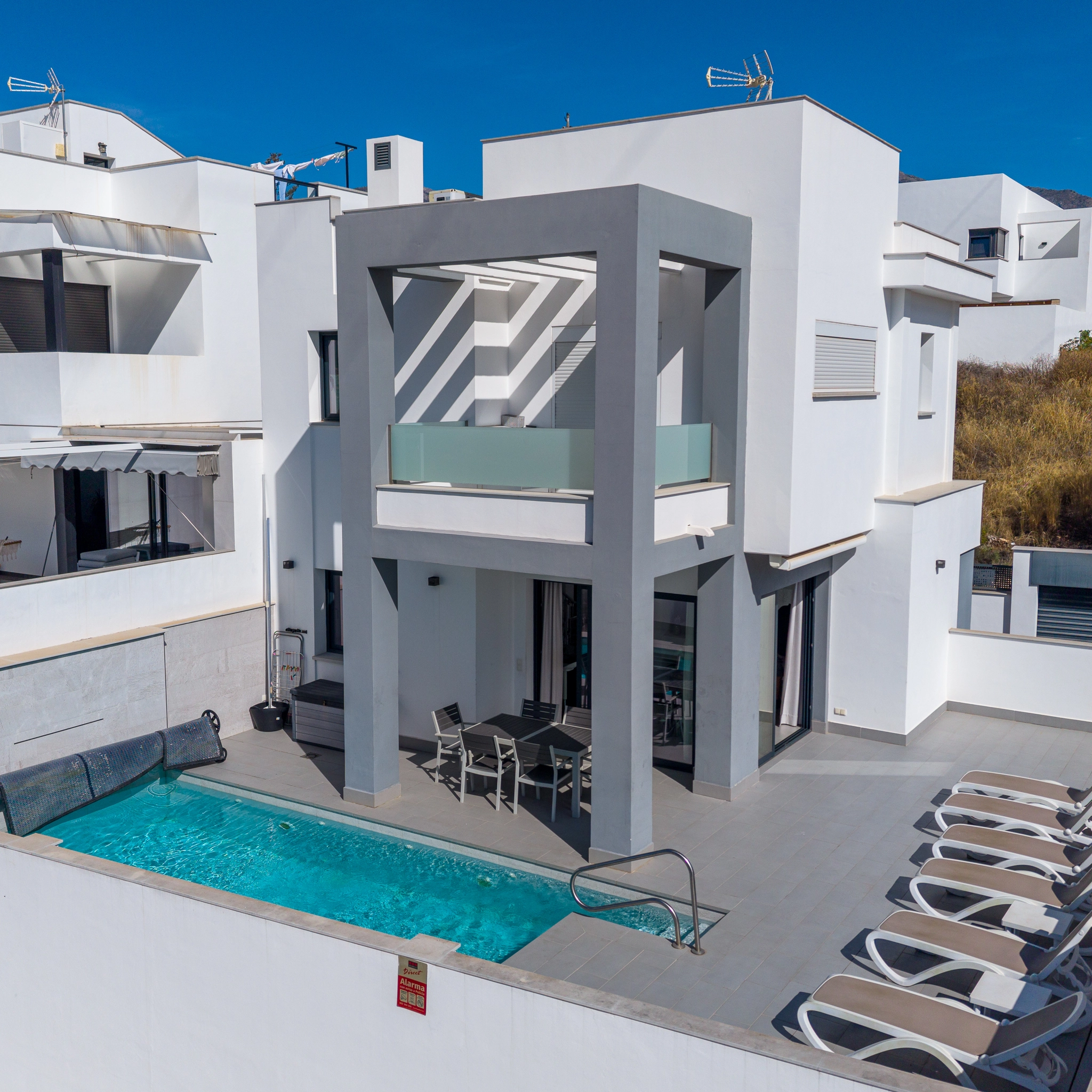 FANTASTISK MODERN VILLA TILL SALU – SOL, LYX OC..
