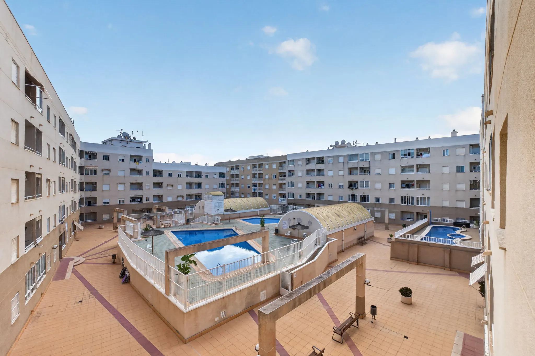 First image of Charmig lägenhet med poolutsikt Torrevieja!